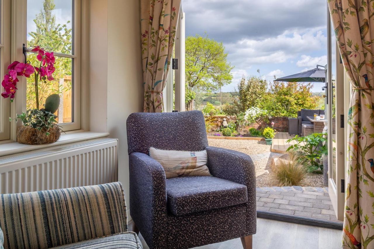 Immaculate Luxury Retreat In Pretty Village With Great Pubs - Box Valley Cottage 스톡바이네이랜드 외부 사진
