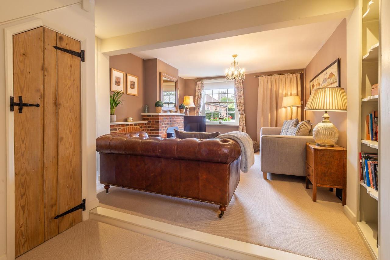Immaculate Luxury Retreat In Pretty Village With Great Pubs - Box Valley Cottage 스톡바이네이랜드 외부 사진
