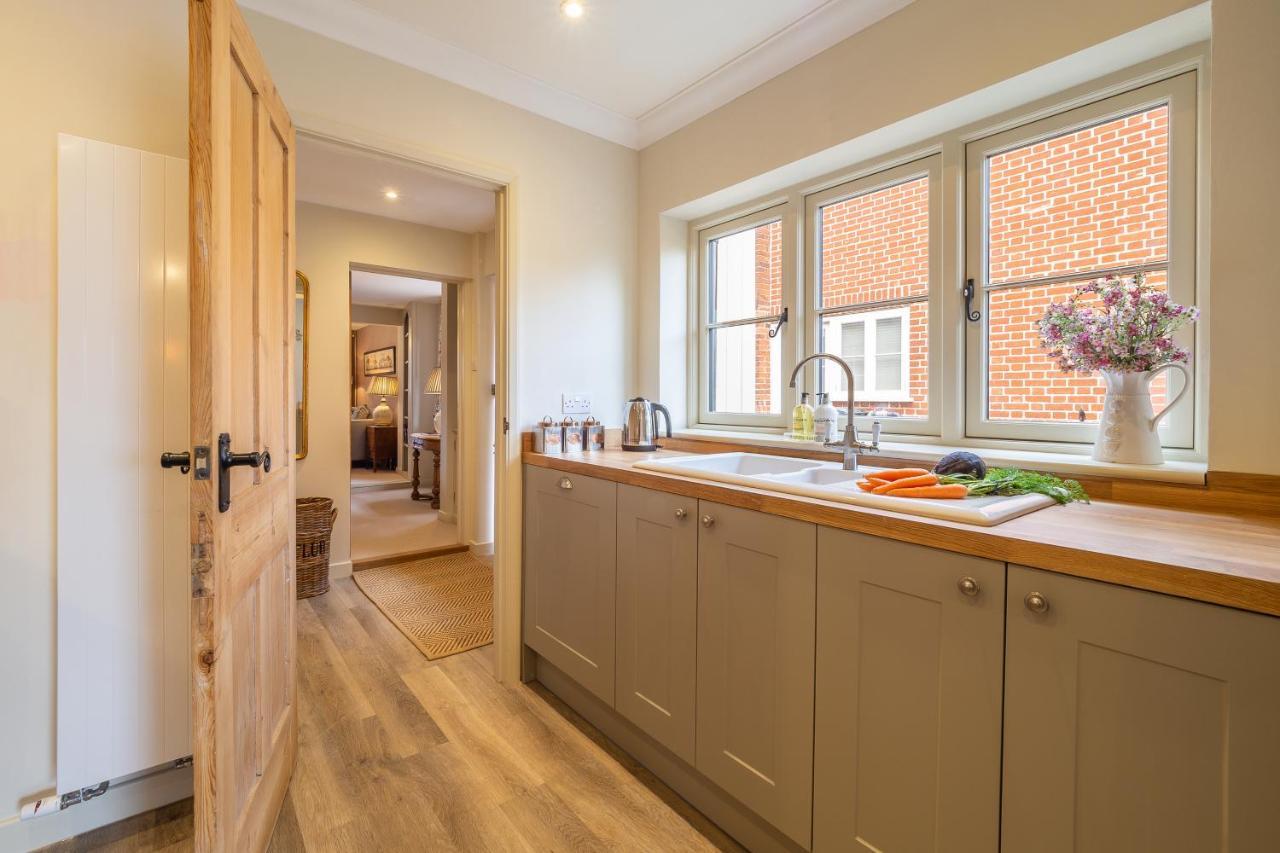 Immaculate Luxury Retreat In Pretty Village With Great Pubs - Box Valley Cottage 스톡바이네이랜드 외부 사진