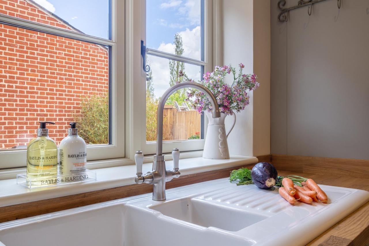 Immaculate Luxury Retreat In Pretty Village With Great Pubs - Box Valley Cottage 스톡바이네이랜드 외부 사진