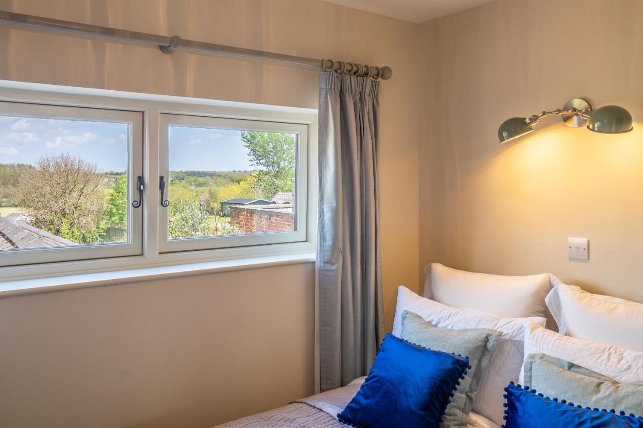 Immaculate Luxury Retreat In Pretty Village With Great Pubs - Box Valley Cottage 스톡바이네이랜드 외부 사진
